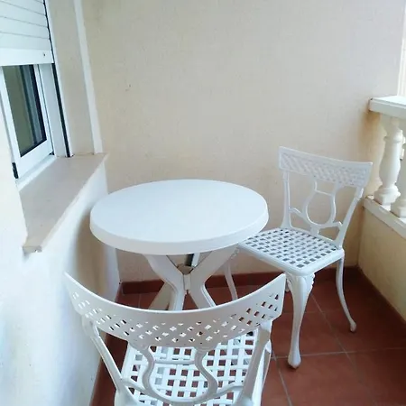 With 2 Bedrooms In With Furnished Balcony 1 Km From The Beach Lejlighed